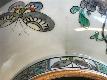 Une paire de vases couverts en porcelaine de style famille verte, Samson, Paris, 19&egrave;me
