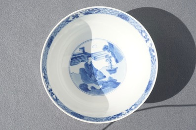 Un bol en porcelaine de Chine bleu et blanc &agrave; d&eacute;cor autour, Kangxi