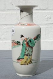 Un vase de forme rouleau en porcelaine de Chine famille verte, Kangxi
