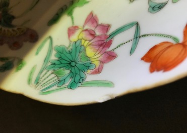 Une coupe en porcelaine de Chine jaune monochrome, marque et &eacute;poque de Tongzhi, et une assiette aux papillons, 19&egrave;me