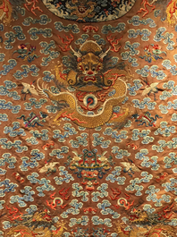 Une robe imp&eacute;riale en kesi &agrave; d&eacute;cor de huit dragons &agrave; cinq griffes sur fond brun, prob. Jiaqing, 1&egrave;re moiti&eacute; du 19&egrave;me