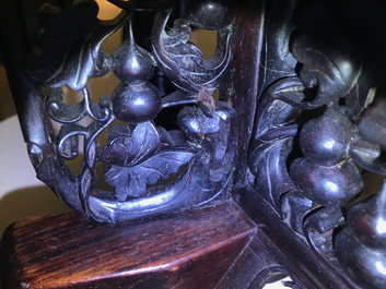 Un &eacute;cran de table en bois sculpt&eacute; mont&eacute; d'une plaque &agrave; d&eacute;cor d'un paysage hivernale d'apr&egrave;s He Xuren, 20&egrave;me