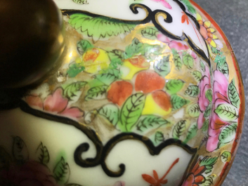 Een grote Chinese Canton famille rose moonflask met deksel, 19e eeuw