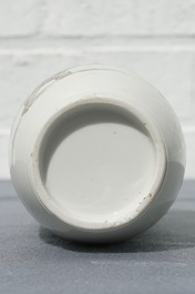 Un vase de forme rouleau en porcelaine de Chine famille verte, Kangxi