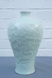 Un vase de forme meiping en porcelaine de Chine c&eacute;ladon &agrave; d&eacute;cor de dragons, marque de Qianlong, 19/20&egrave;me