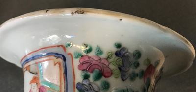 Une paire de vases en porcelaine de Chine famille rose &agrave; d&eacute;cor de figures, 19&egrave;me