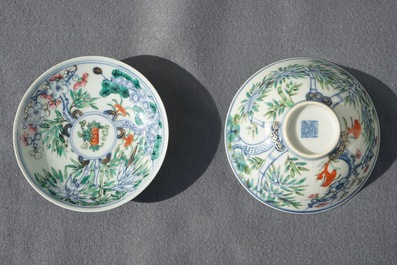 Een Chinese famille rose dekselkom met floraal decor, Qianlong merk, 19/20e eeuw