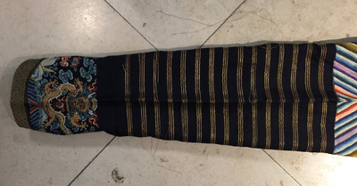 Une robe imp&eacute;riale en kesi &agrave; d&eacute;cor de huit dragons &agrave; cinq griffes sur fond brun, prob. Jiaqing, 1&egrave;re moiti&eacute; du 19&egrave;me