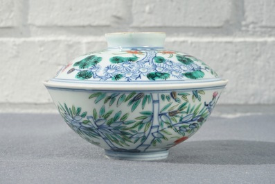 Een Chinese famille rose dekselkom met floraal decor, Qianlong merk, 19/20e eeuw