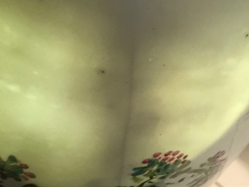 Een Chinese qianjiang cai vaas met decor van kostbaarheden, 19/20e eeuw