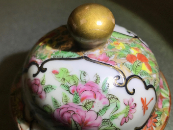 Een grote Chinese Canton famille rose moonflask met deksel, 19e eeuw