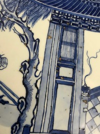 Une paire de plats en porcelaine de Chine bleu et blanc 'La Romance de la chambre de l'ouest', Yongzheng