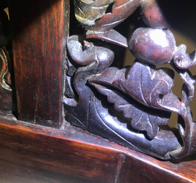 Un &eacute;cran de table en bois sculpt&eacute; mont&eacute; d'une plaque &agrave; d&eacute;cor d'un paysage hivernale d'apr&egrave;s He Xuren, 20&egrave;me
