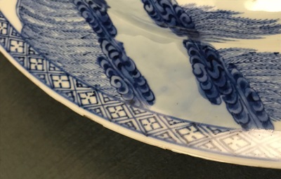 Une paire de plats en porcelaine de Chine bleu et blanc 'La Romance de la chambre de l'ouest', Yongzheng