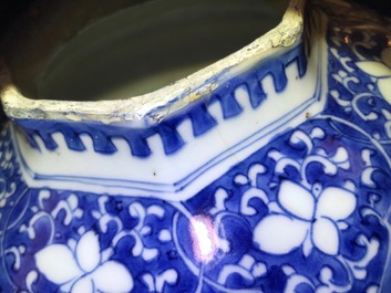 Un vase de forme balustre en porcelaine de Chine bleu et blanc, &eacute;poque Transition