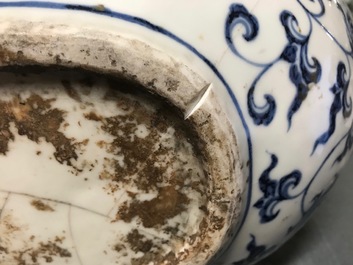 Een Chinese blauwwitte flesvormige vaas met draken en florale slingers, 19/20e eeuw