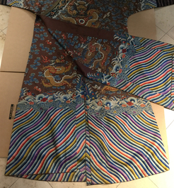 Une robe imp&eacute;riale en kesi &agrave; d&eacute;cor de huit dragons &agrave; cinq griffes sur fond brun, prob. Jiaqing, 1&egrave;re moiti&eacute; du 19&egrave;me
