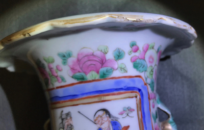 Een paar Chinese famille rose vazen met strijders te paard, 19e eeuw