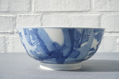 Un bol en porcelaine de Chine bleu et blanc &agrave; d&eacute;cor autour, Kangxi