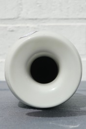 Un vase de forme rouleau en porcelaine de Chine famille verte, Kangxi