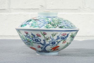 Een Chinese famille rose dekselkom met floraal decor, Qianlong merk, 19/20e eeuw