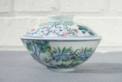 Een Chinese famille rose dekselkom met floraal decor, Qianlong merk, 19/20e eeuw