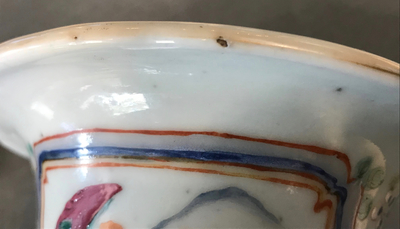 Une paire de vases en porcelaine de Chine famille rose &agrave; d&eacute;cor de figures, 19&egrave;me