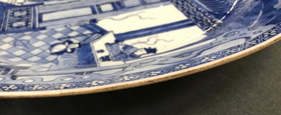Une paire de plats en porcelaine de Chine bleu et blanc 'La Romance de la chambre de l'ouest', Yongzheng