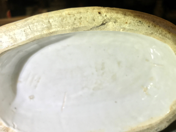 Een grote Chinese Canton famille rose moonflask met deksel, 19e eeuw