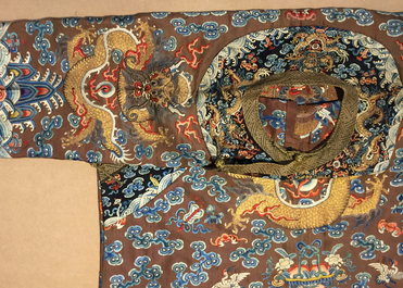 Une robe imp&eacute;riale en kesi &agrave; d&eacute;cor de huit dragons &agrave; cinq griffes sur fond brun, prob. Jiaqing, 1&egrave;re moiti&eacute; du 19&egrave;me