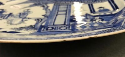 Une paire de plats en porcelaine de Chine bleu et blanc 'La Romance de la chambre de l'ouest', Yongzheng