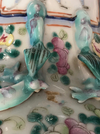 Une paire de vases en porcelaine de Chine famille rose &agrave; d&eacute;cor de figures, 19&egrave;me