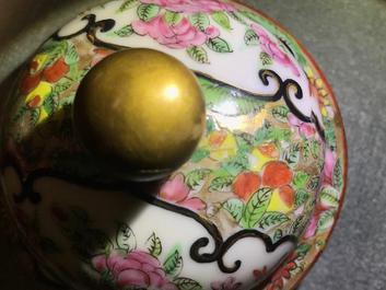 Een grote Chinese Canton famille rose moonflask met deksel, 19e eeuw
