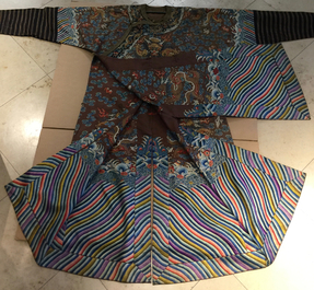 Une robe imp&eacute;riale en kesi &agrave; d&eacute;cor de huit dragons &agrave; cinq griffes sur fond brun, prob. Jiaqing, 1&egrave;re moiti&eacute; du 19&egrave;me