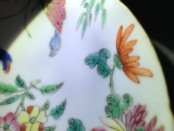 Une coupe en porcelaine de Chine jaune monochrome, marque et &eacute;poque de Tongzhi, et une assiette aux papillons, 19&egrave;me