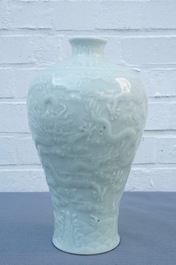 Un vase de forme meiping en porcelaine de Chine c&eacute;ladon &agrave; d&eacute;cor de dragons, marque de Qianlong, 19/20&egrave;me