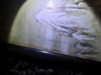 Un &eacute;cran de table en bois sculpt&eacute; mont&eacute; d'une plaque &agrave; d&eacute;cor d'un paysage hivernale d'apr&egrave;s He Xuren, 20&egrave;me