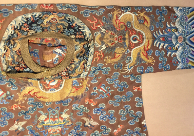 Une robe imp&eacute;riale en kesi &agrave; d&eacute;cor de huit dragons &agrave; cinq griffes sur fond brun, prob. Jiaqing, 1&egrave;re moiti&eacute; du 19&egrave;me