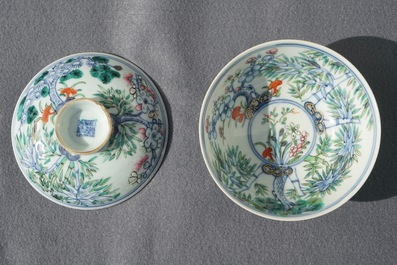 Een Chinese famille rose dekselkom met floraal decor, Qianlong merk, 19/20e eeuw