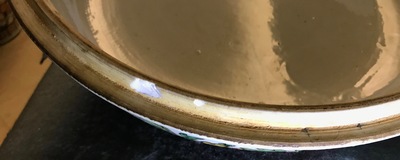 Een grote ronde Chinese wucai dekseldoos met floraal decor, Kangxi