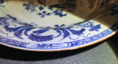 Zes Chinese blauwwitte 'Pompadour' borden, Qianlong