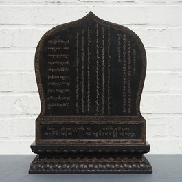 Een Chinees houten schrijn met inscriptie en inlegwerk, 19/20e eeuw