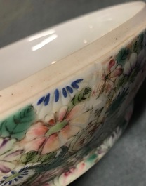 Een Chinese famille rose millefleurs dekseldoos, Qianlong merk, 19/20e eeuw