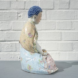 Een grote Chinese famille rose figuur van Boeddha Shakyamuni, 19/20e eeuw
