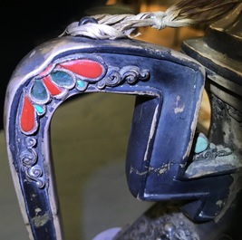 Une aigui&egrave;re argent&eacute;e et son couvercle incrust&eacute;e de corail, jade et turquoise, Tibet ou Mongolie, 19/20&egrave;me