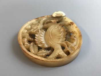 Une plaque ajour&eacute;e en jade sculpt&eacute; &agrave; d&eacute;cor d'un ph&eacute;nix, Ming ou avant