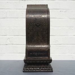 Een Chinees houten schrijn met inscriptie en inlegwerk, 19/20e eeuw