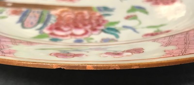 Een paar Chinese famille rose schotels met kwartels en bloemen, Yongzheng/Qianlong