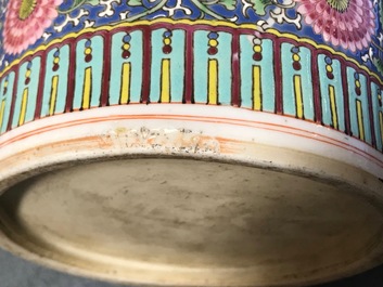 A Chinese famille rose Yongzheng-style rouleau vase, 19/20th C.