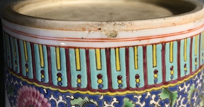 A Chinese famille rose Yongzheng-style rouleau vase, 19/20th C.